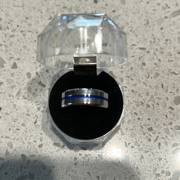 Great looking 8mm stainless steel ring - Picture 5 of 5